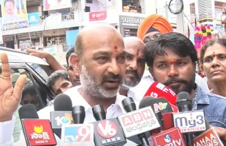 It Is Not Correct To Attribute Politics To The Governor..: Bandi Sanjay It Is Not Correct To Attribute Politics To The Governor..: Bandi Sanjay-TeluguStop.com