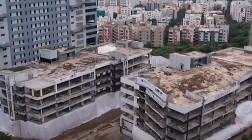  Demolition Of Huge Buildings In Hyderabad Madapur Mind Space-TeluguStop.com