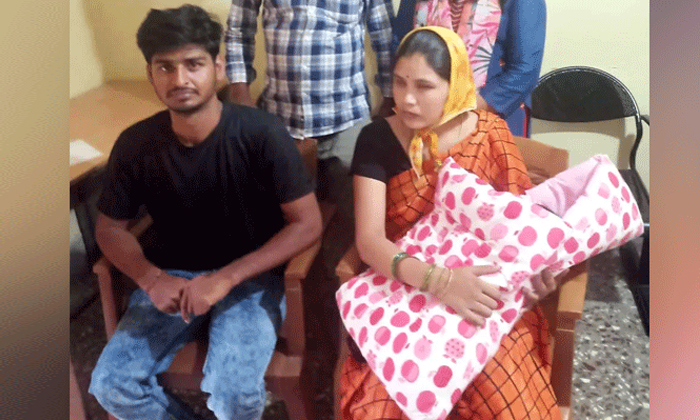  Deaf And Mute Couple New Born Boycotted For Inter Caste Marriage In Karnataka De-TeluguStop.com