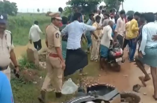  Extreme Tension In Alugudem Of Eluru District-TeluguStop.com