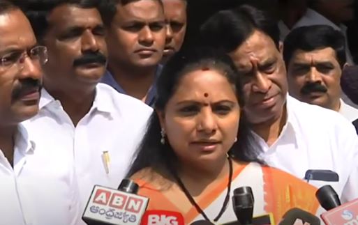  Governor's Behavior Is Against Federal Spirit..: Mlc Kavita-TeluguStop.com