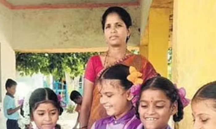  Kurnool Teacher Kalyani Kumari Inspirational Story Details Here Goes Viral In So-TeluguStop.com