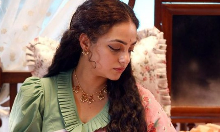  Nithya Menon Behaviour In Sets-TeluguStop.com