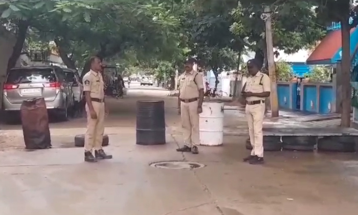  Police Surrounded Municipal Chairman Jc Prabhakar Reddy House, Police , Municipa-TeluguStop.com
