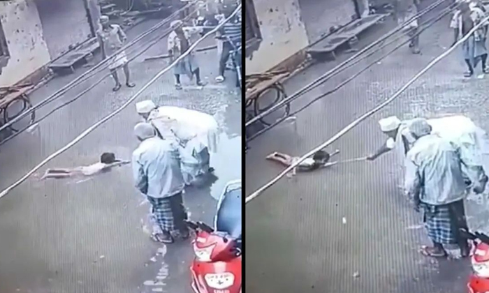  Varanasi Elderly Man Saves 4 Years Old Boy From Electrified Water Details, Varan-TeluguStop.com