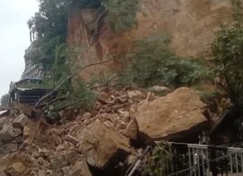  Landslides That Broke At Vijayawada Durgagudi.. Missed Threat-TeluguStop.com