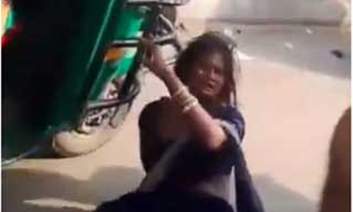 An Auto Driver Who Behaved Violently Kicked An Old Woman And Threw Her On The Ro An Auto Driver Who Behaved Violently Kicked An Old Woman And Threw Her On The Ro-TeluguStop.com