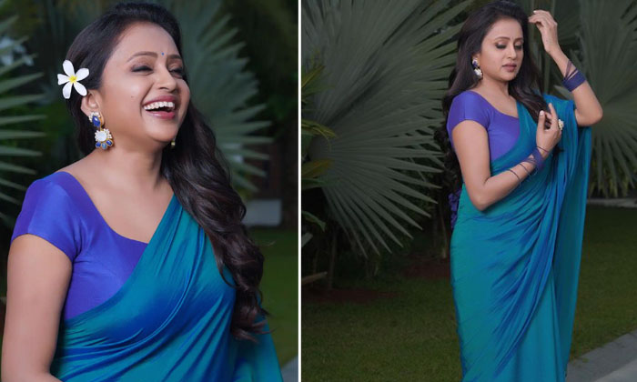  Anchor Suma Latest Blue Saree Photos Goes Viral , Anchor Suma, Rajeev ,roshan,-TeluguStop.com