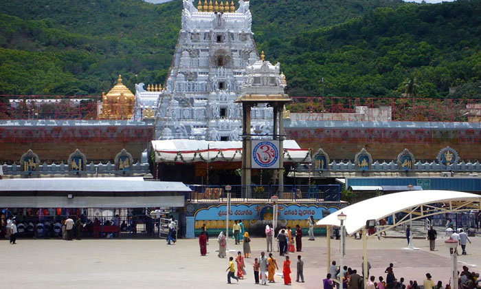  Reduced Crowd Of Devotees In Tirumala For Devotees Without Tokens , Andhra Prade-TeluguStop.com