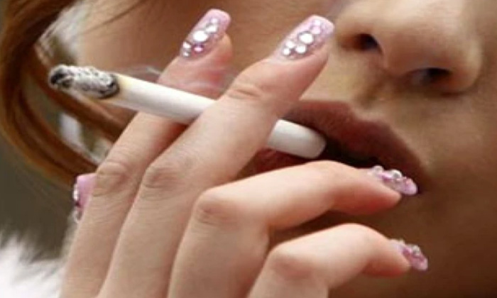  Angry At Smoking Girls 70-year-old Man Sets Indore Cafe On Fire,indore Cafe,old-TeluguStop.com