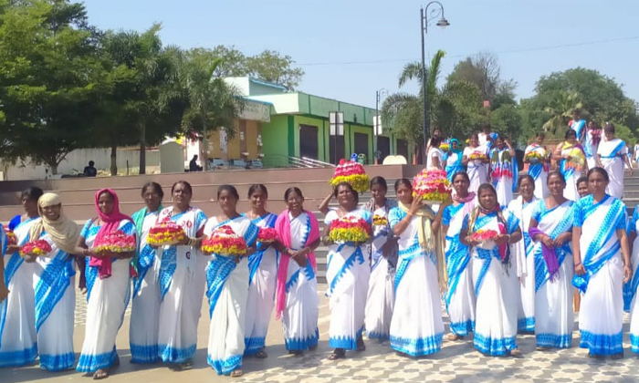  Asha Workers Protested By Playing Bathukamma, Asha Workers, Asha Workers Protest-TeluguStop.com
