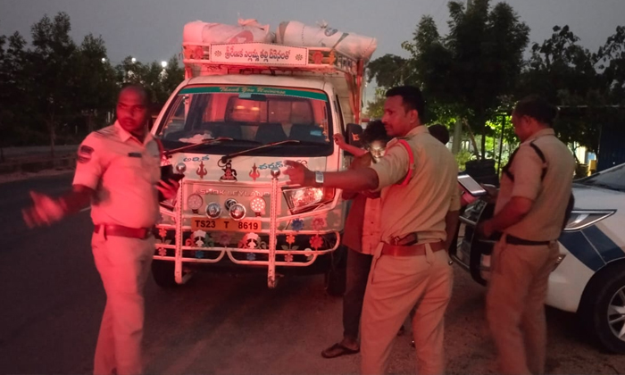  Ci Sashidhar Reddy Inspection Of Vehicles,ci Sashidhar Reddy , Vehicles Inspecti-TeluguStop.com