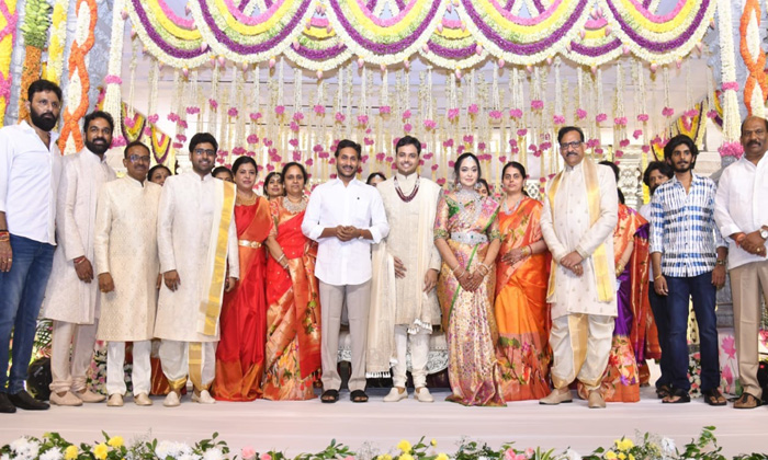  Cm Jagan Attended The Wedding Ceremony Of Kodali Nani Niece, Kodali Nani, Cm Ys-TeluguStop.com