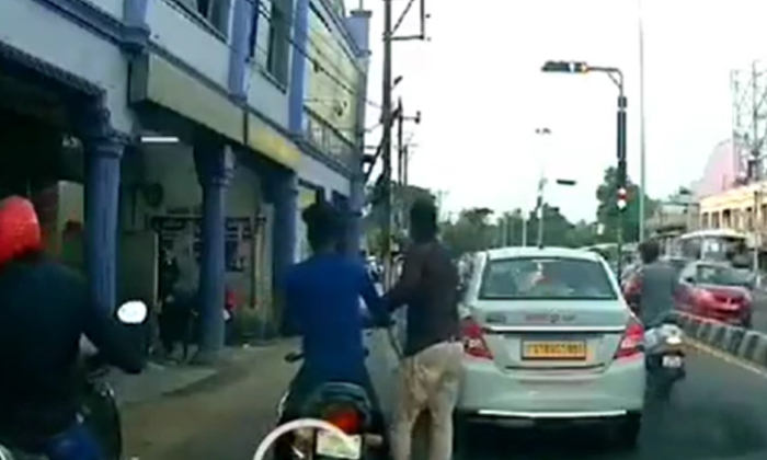  Cab Driver Slapped By Biker Shocking Video Goes Viral , Road Rage, Cab Driver, B-TeluguStop.com