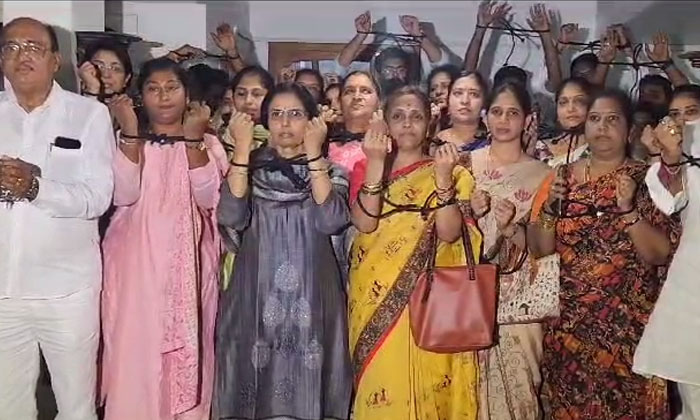  Nara Bhuvaneshwari Protests With Ropes On Her Hands , Rajamahendravaram , Chandr-TeluguStop.com
