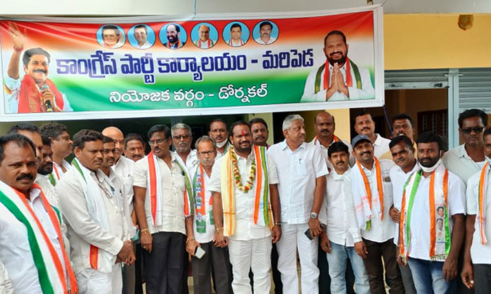  Congress Dornakal Ticket Fight Who Has The Leadership In Mind-TeluguStop.com