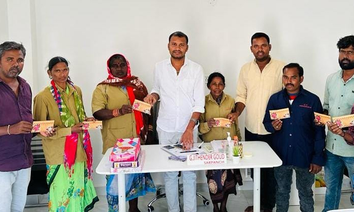  Distribution Of Cash And Sarees To Gram Panchayat Staff On The Occasion Of Bathu-TeluguStop.com