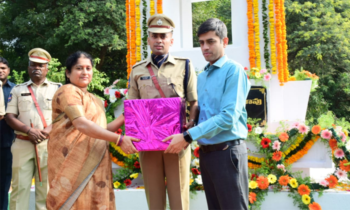  District Collector Sp Pay Tribute To Martyrs Of Police Rajanna Siricilla Detail-TeluguStop.com