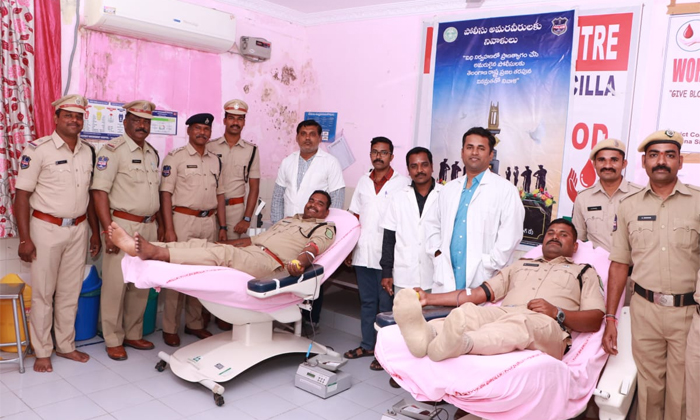  Donation Of Blood Equals Donation Of Life 17th Police Battalion Commandant S Sri-TeluguStop.com