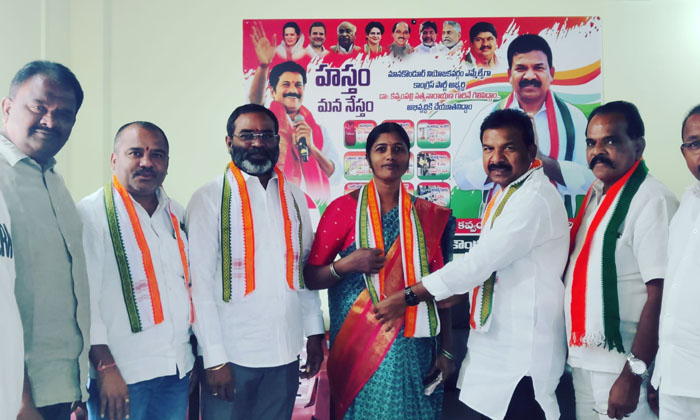  Ellantakunta Mandal Trs Woman President Who Joined The Congress Party Manakondur-TeluguStop.com