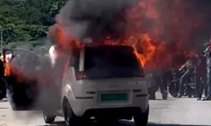  Electric Car Burnt To Ashes On The Road Video Viral, Tata Nexon Ev, Pune, India-TeluguStop.com