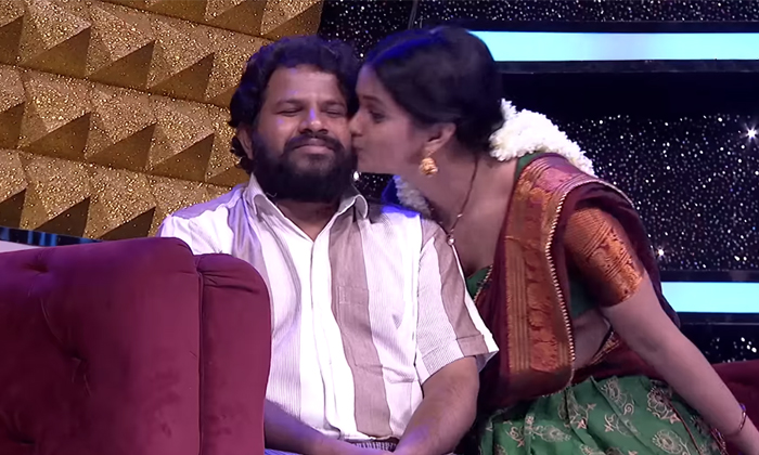  Lady Kissed To Hyper Aadi On Dhee Stage Photo Goes Viral Details, Hyper Aadi, Dh-TeluguStop.com