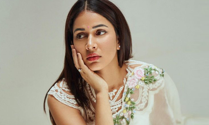  Lavanya Tripathi Fires On Niharika Konidela-TeluguStop.com