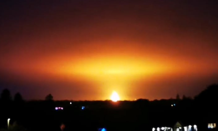  Lightning Attack On Uk Biogas Facility A Huge Fireball Erupted In The Sky, Light-TeluguStop.com