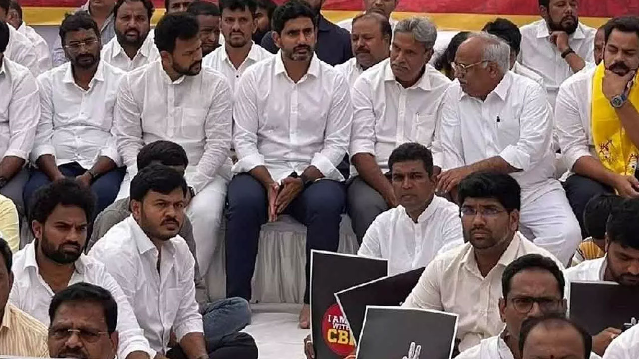  Andhra Pradesh : Nara Lokesh And Bhuvaneswari Sit On Hunger Protest-TeluguStop.com