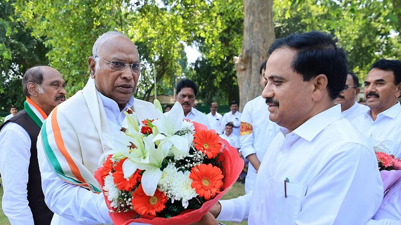  Telangana : After Resigning Brs, Mlc Kasireddy Narayana Reddy Joins Congress-TeluguStop.com