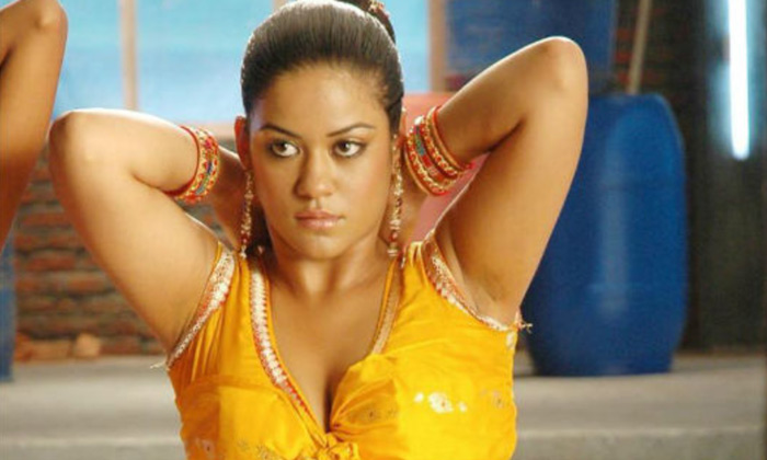  Actress Mumaith Khan Reveals Dating With Tollywood Star Heroes,Mumaith Khan,Toll-TeluguStop.com