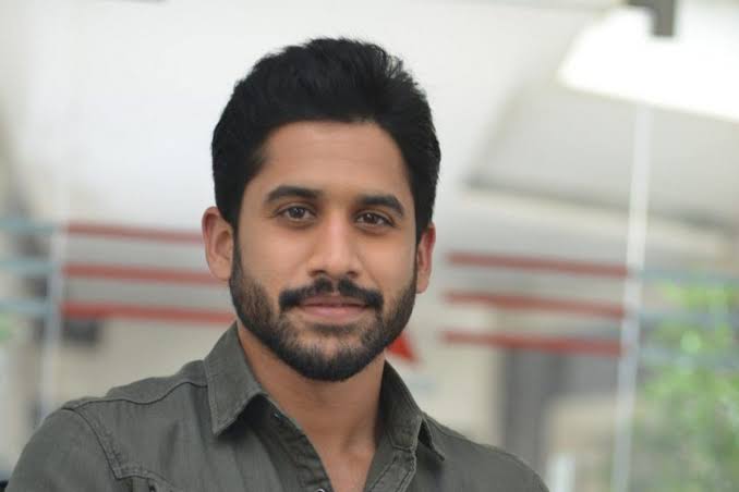  Naga Chaitanya’s Stylish Airport Look: Oversized Blue T-shirt And Black Jo-TeluguStop.com