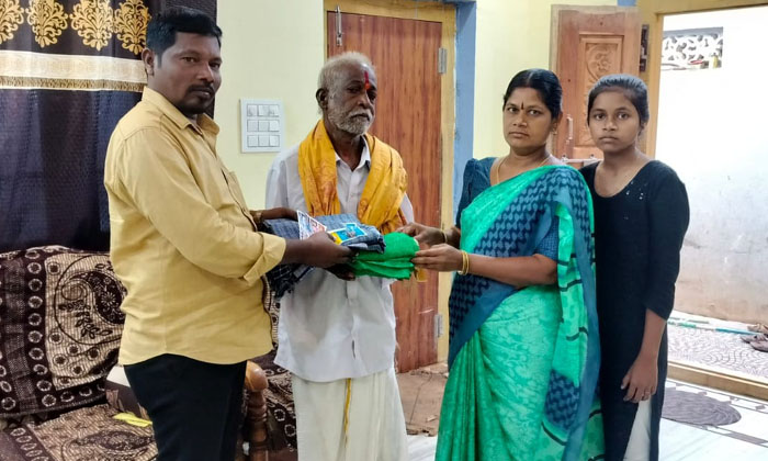  The Sub-sarpanch Couple Was Added To The Day Care Center And Given New Clothes O-TeluguStop.com