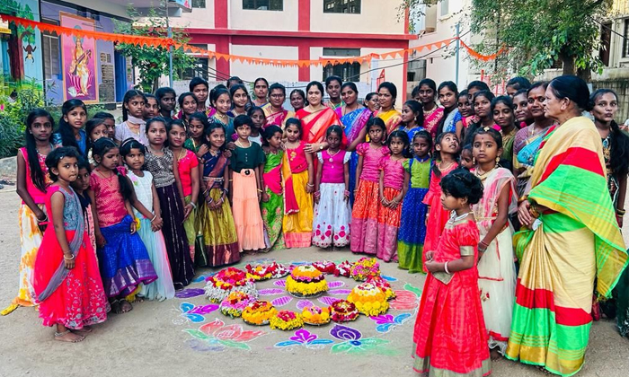  Pre-bathukamma Celebrations At Sri Saraswati Shishu Mandir School, Pre-bathukamm-TeluguStop.com