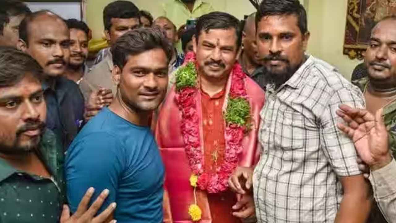  Telangana Polls : Bjp Reinstates Suspended Mla Raja Singh-TeluguStop.com