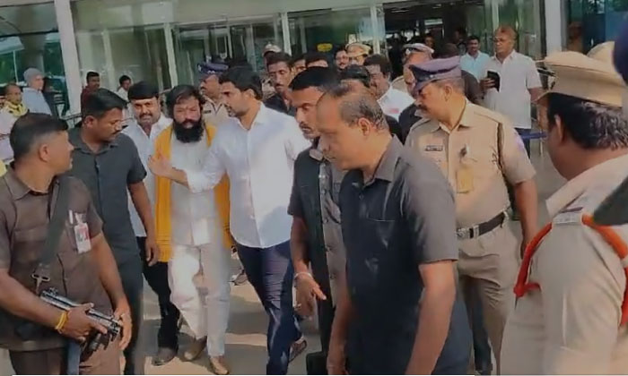  Nara Lokesh Reached Gannavaram International Airport... , Rajamahendravaram ,-TeluguStop.com