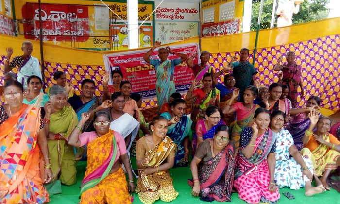  Lunch Workers Protested By Sitting On Their Knees In Konaraopet! Rajanna Sirisi-TeluguStop.com