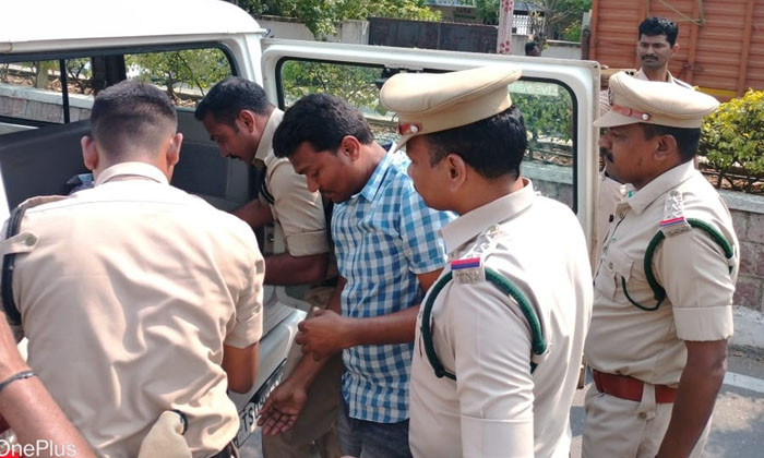  Humane Policemen , Rajanna Sirisilla , Ogulapur , Two Wheeler , Ri Madhukar-TeluguStop.com