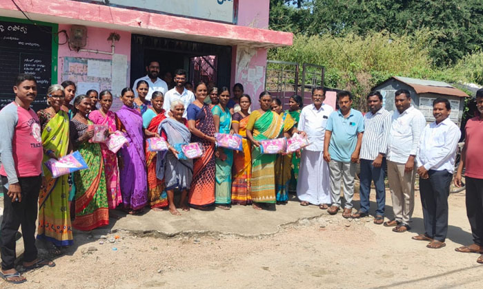  Distribution Of Bathukamma Sarees In Chinnalingapur , Rajanna Sirisilla , Tela-TeluguStop.com