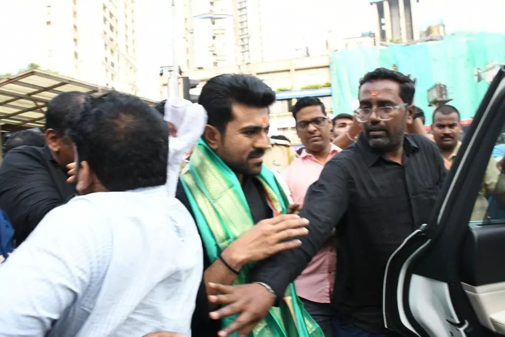  Ram Charan Faces Crowds And Struggles At Siddhivinayak Temple, Video Goes Viral!-TeluguStop.com