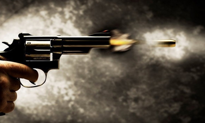  Robbery Of Rs. 5 Lakh Under The Threat Of A Gun In Broad Daylight In The Capital-TeluguStop.com