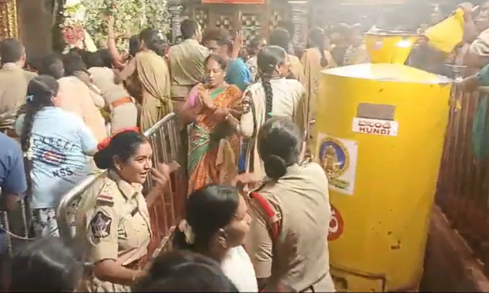  Devotees Flocking To Kanaka Durga Temple , Saraswathi Devi , Devotees, Kanaka-TeluguStop.com