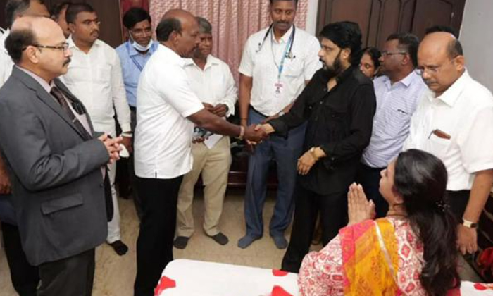  Tamilanadu Govt Helps Director Vikraman Wife , Vikraman, Jayapriya, Health Issu-TeluguStop.com