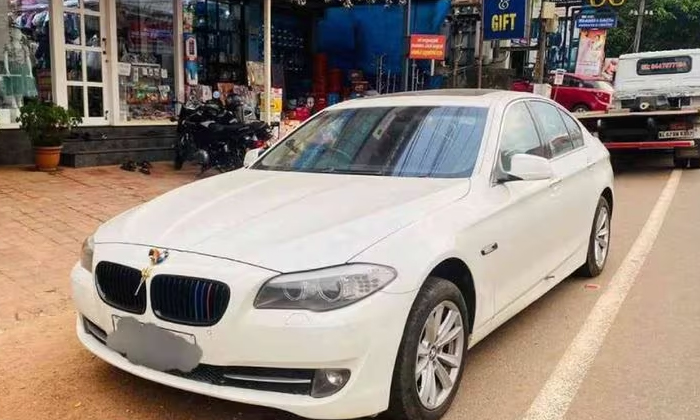  The Owner Left The Bmw On The Side Of The Road If You Cut It, Kerala, Bmw Luxury-TeluguStop.com