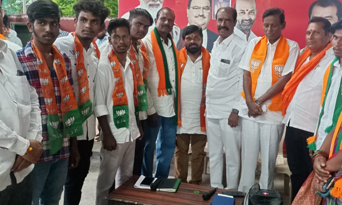  The Youth Of Peddur Joined The Party After Being Attracted To Modi's Rule , Mod-TeluguStop.com