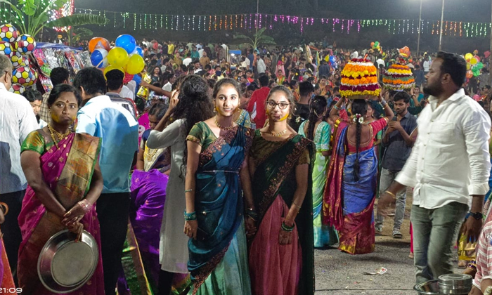  With The Songs Of Bathukamma The Surrounding Areas Of Vemulawada Are Resounding-TeluguStop.com