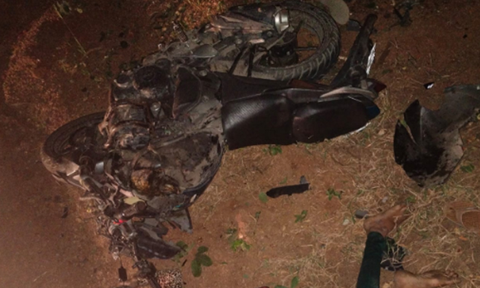  Youth Died Due To Excessive Speed And Not Wearing A Helmet, Over Speed , Helmet,-TeluguStop.com