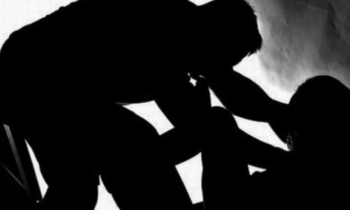  Anantapur Volunteer Molested Married Woman Infront Of Daughter Details, Anantapu-TeluguStop.com