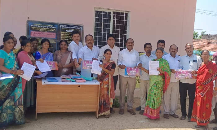  Bathukamma Sarees Distribution At Bakuru Palli Thanda, Bathukamma Sarees , Bakur-TeluguStop.com