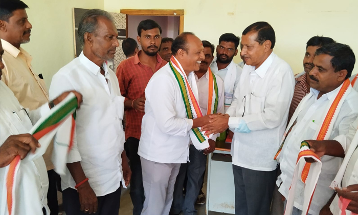  Ellareddy Peta Brs Leaders Ganta Anja Goud Bingi Mallesham Joins Congress Party,-TeluguStop.com